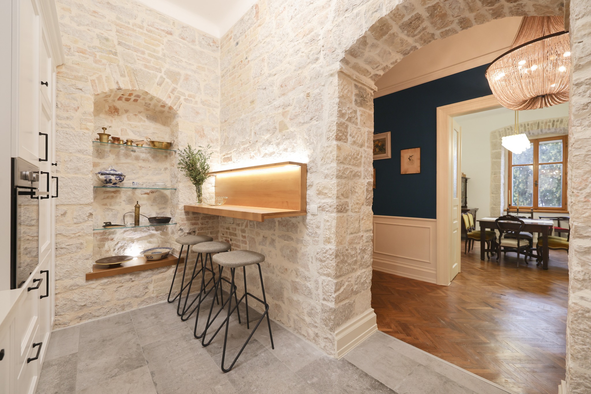 Stone kitchen breakfast bar